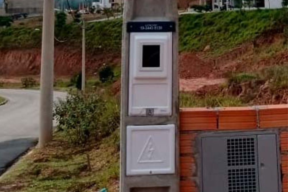 Poste padrão Enel e ligações elétricas - Exato Elétrica